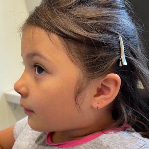 Poner pendientes a bebé